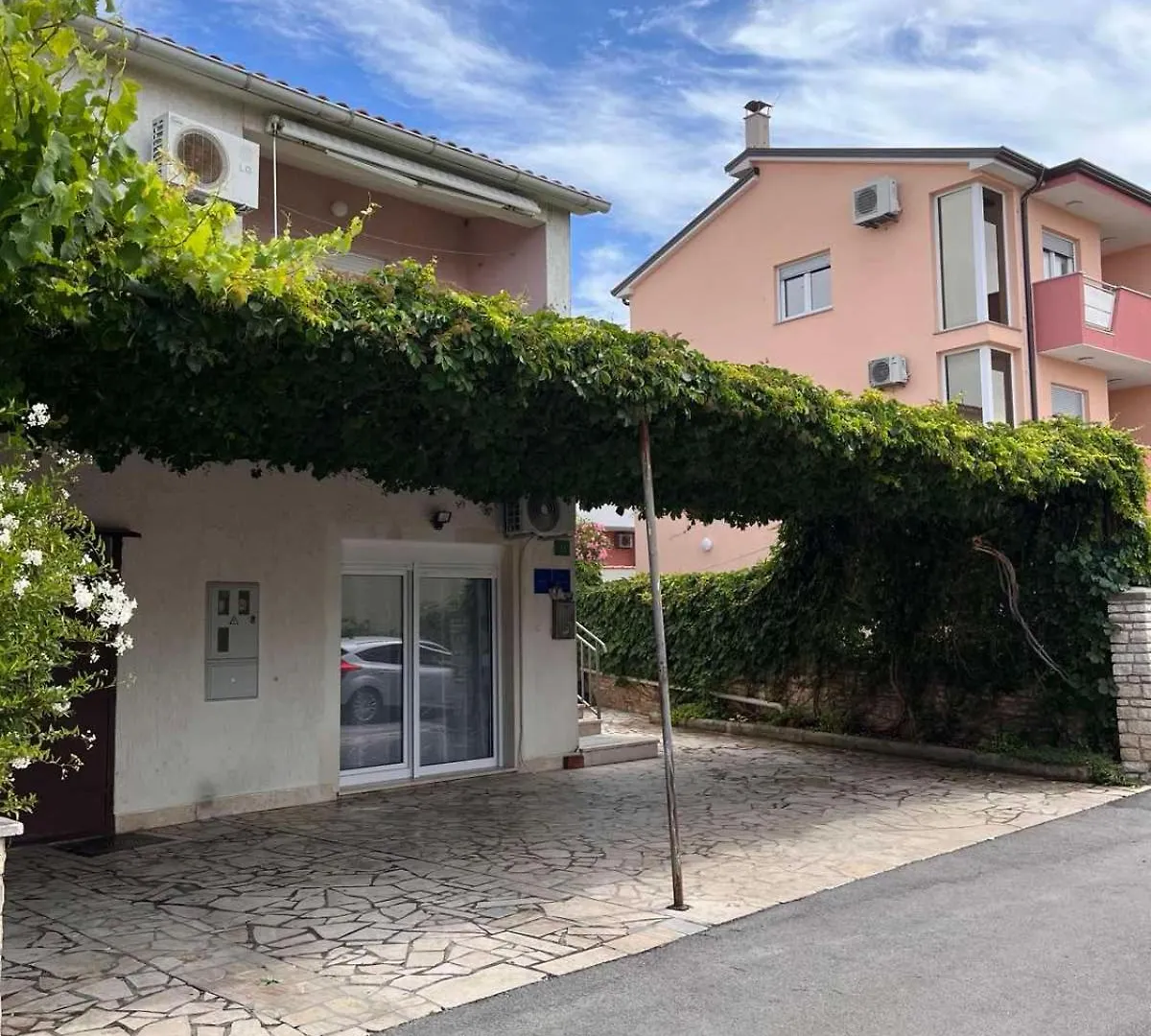 Apartments Mirijana Pola 0*,
