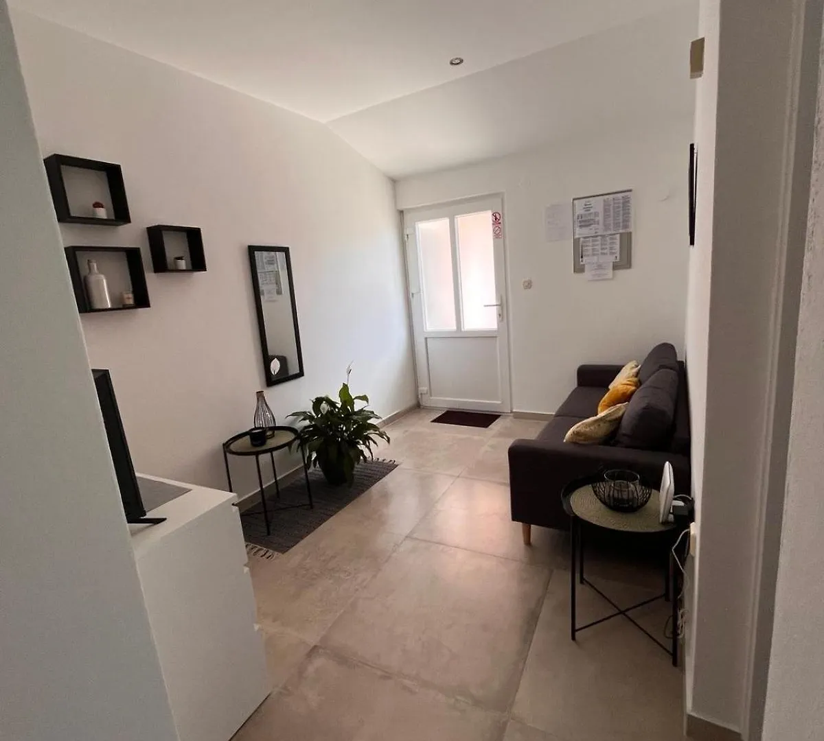 Apartments Mirijana Pola
